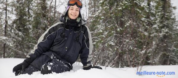 Une femme souriante en combinaison de ski noir