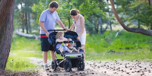 un papa et une maman avec leur bebe