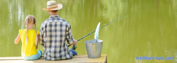 Un seau de pêche et une petite fille 