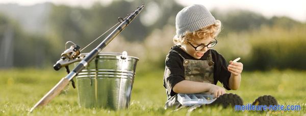 Un petit garçon avec un seau de pêche