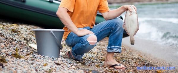 Un homme et un seau de pêche