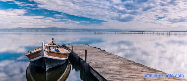 un bateau de pêche sur la rive