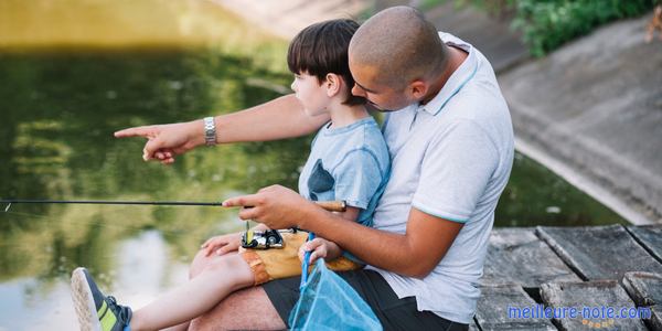 Un homme et son fils qui pêchent ensemble