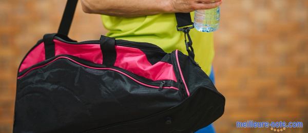 un homme porte un sac de sport