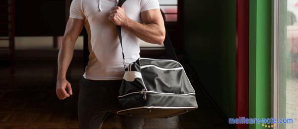 un homme porte son sac