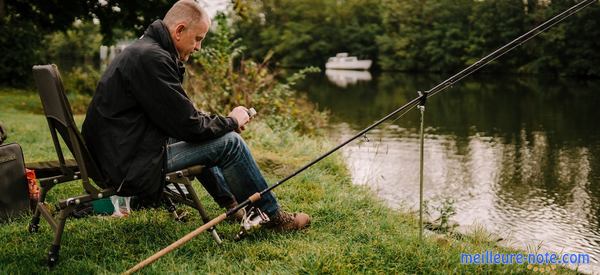 Un homme qui regarde son écran en pêchant