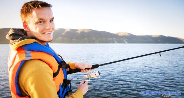 Un jeune homme heureux de pêcher