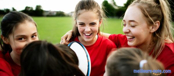 Une équipe de jeunes filles jouent au rugby