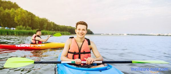 Un homme sur son kayak