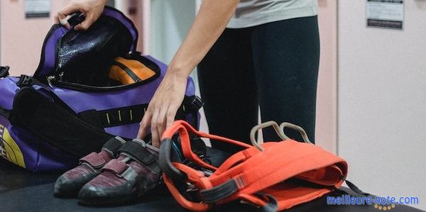 une femme range dans un sac