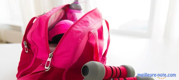 un sac de sport rose