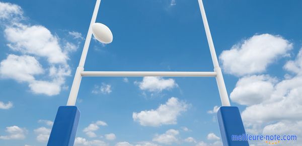 Un poteau de rugby avec un ballon