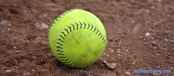 une balle de baseball jaune