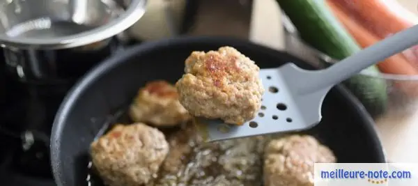 des boulettes cuites dans la poêle