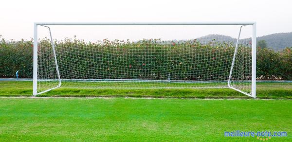 une cage de foot sur le terrain