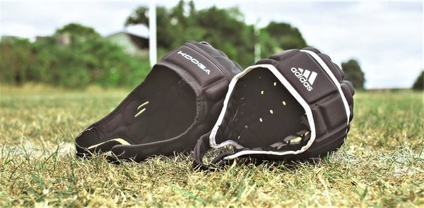 deux casques rugby sur le terrain
