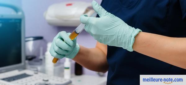 un vétérinaire prépare l'injection