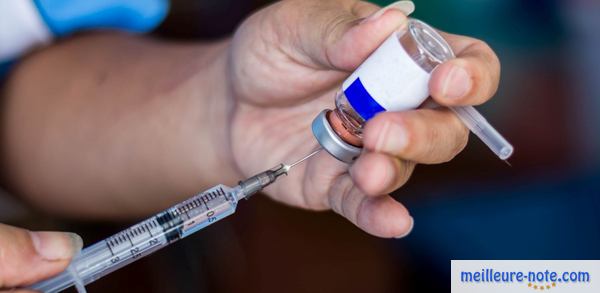 une seringue de médecin prépare l'injection