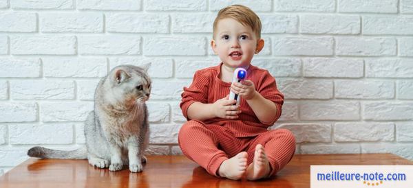 un enfant avec un chat