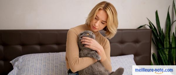 une heureuse jeune femme avec un chat