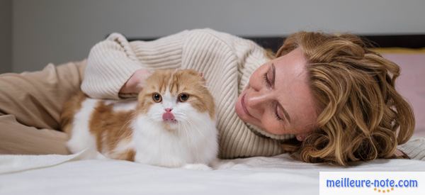 une femme avec un chat