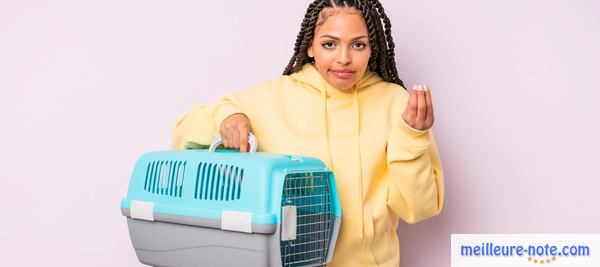 Une femme qui tient une cage pour chat