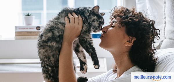 une femme qui embrasse un chat