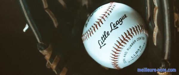une balle de baseball blanche