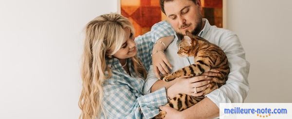 Un couple avec leur chat