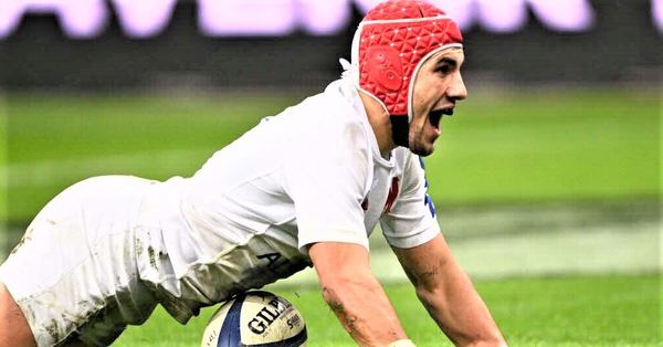 un joueur crie jouant le rugby