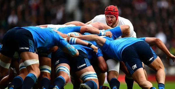 des joueurs bleus contre les blancs