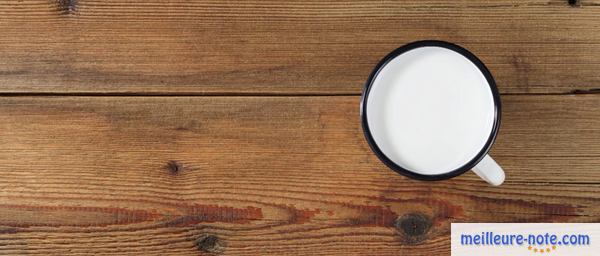 le lait dans une tasse