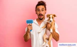 Un monsieur qui tient une brosse et un chiot