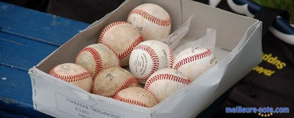 des balles de baseball blanche