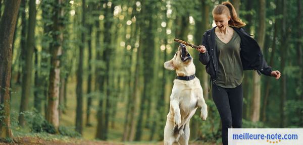 Une femme qui court avec son chien