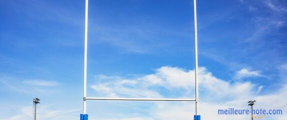 Un ciel bleu avec un poteau de rugby