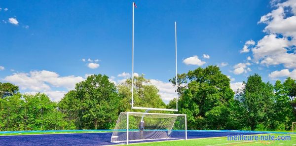 Un terrain de rugby avec un combi poteau 