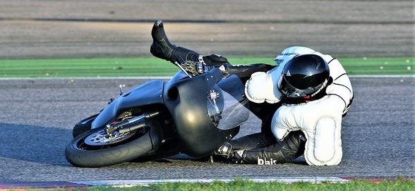 un homme tombe avec un gilet airbag