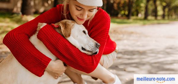 une femme fait un câlin à son chien