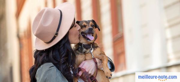 une femme avec son chien dans la rue