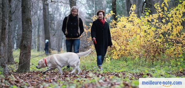 deux femme avec un chien dans un parc
