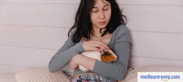une femme caresse son hamster