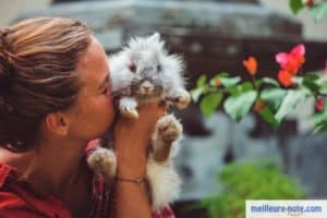 une femme embrasse son lapin