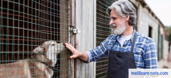 un homme près d'un cage