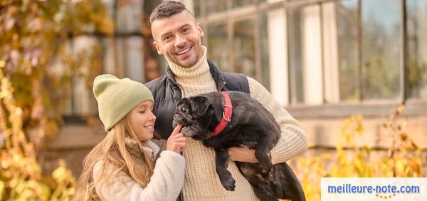 un homme et une fille avec leur chien