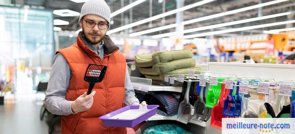 un homme qui acheté une litière et de la pelle