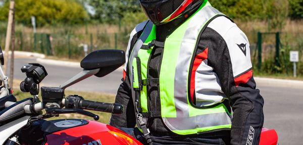 un homme sur le moto rouge avec son airbag