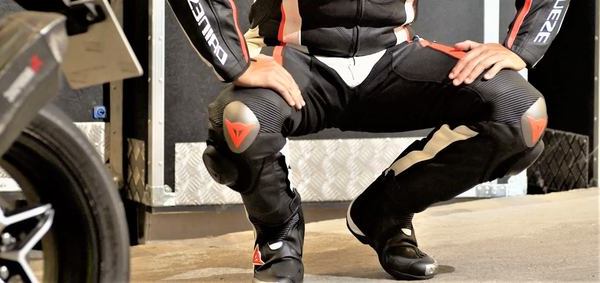 un homme avec son tenue noir et rouge