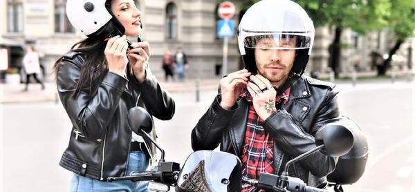 un homme et une femme avec leur casque