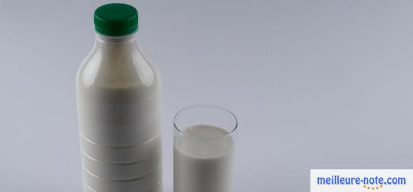 une bouteille de lait avec un verre